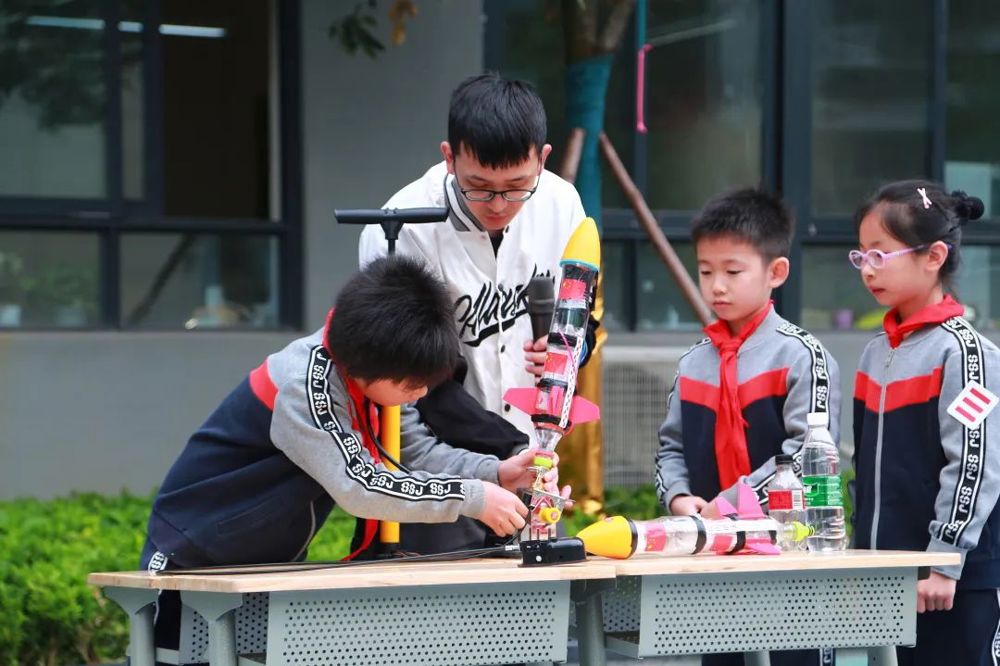格物致知 探索科学——成都市石笋街小学（西区）国旗下讲话科普活动