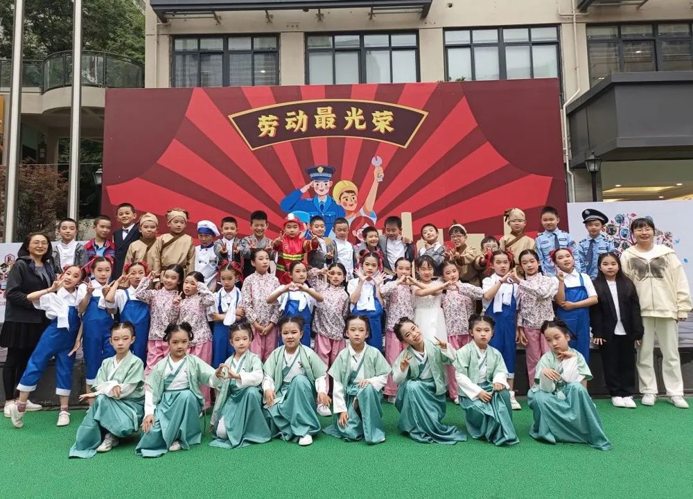 向每一位辛勤的劳动者致敬--成都市石笋街小学校（西区）2021级2班国旗下讲话